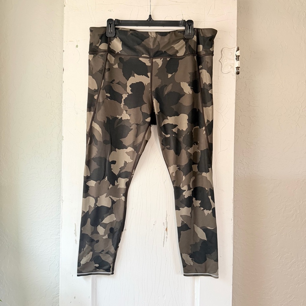 Athleta XL Camouflage Print Leggings‎